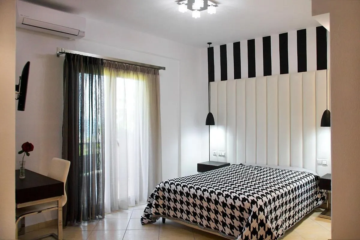 Stamos Apartments And Studios Vourvourou