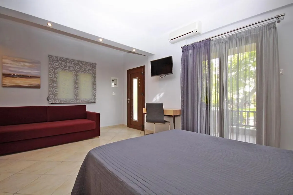 Stamos Apartments And Studios Vourvourou